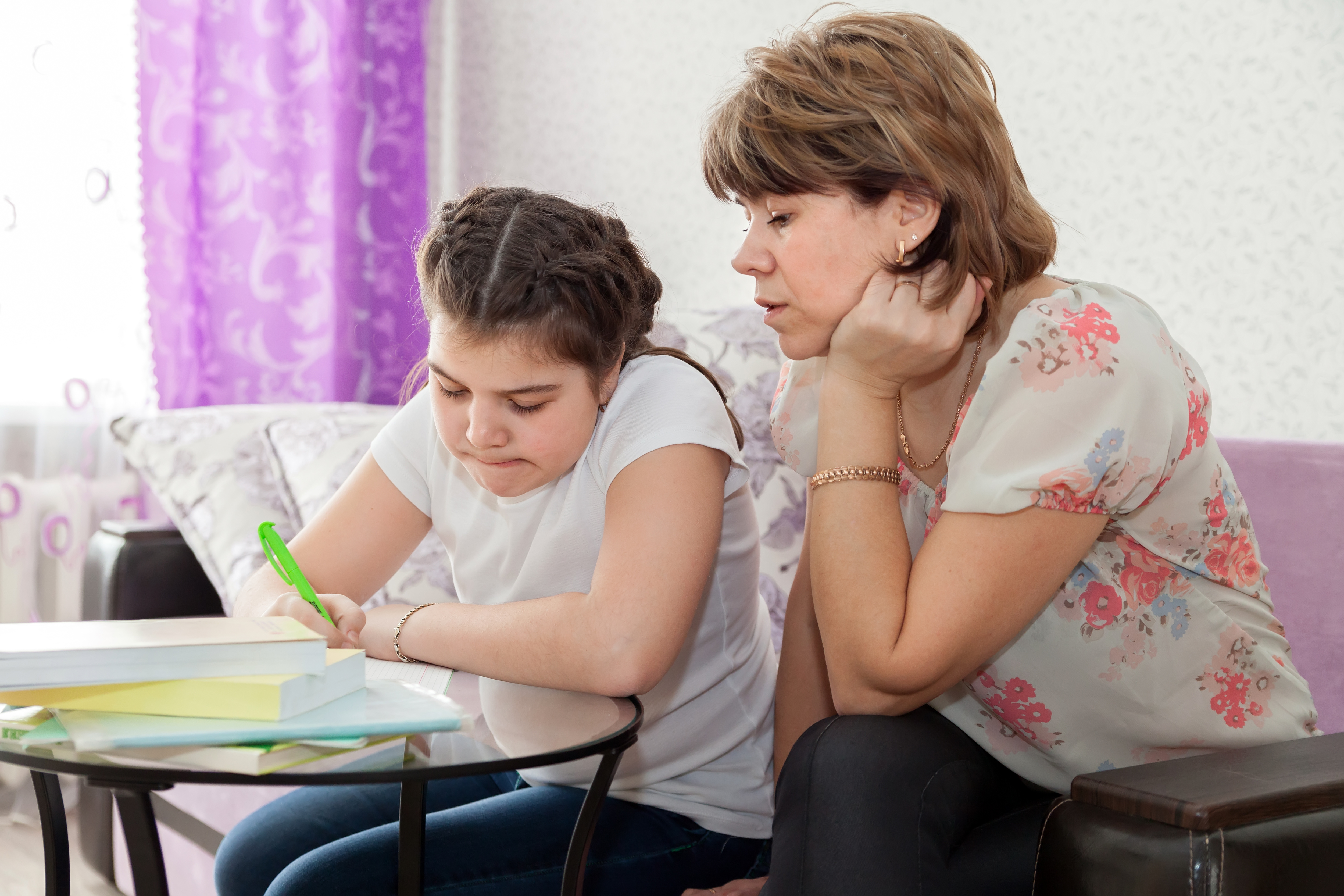 Мама помогает дочке с уроками. Помог матери удовлетвориться. Mother doing homework with her son. Мама помогла watch on. Зрелая мама помогает